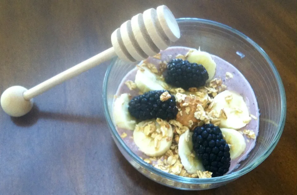 Homemade blueberry yogurt with granola, banana, blackberries and peanut butter|victoria valerioさん