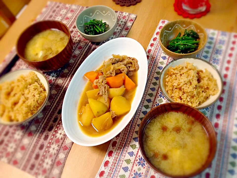 肉じゃが、ウニご飯、ほうれん草のおひたし、豆腐となめこの味噌汁。|あすみさん