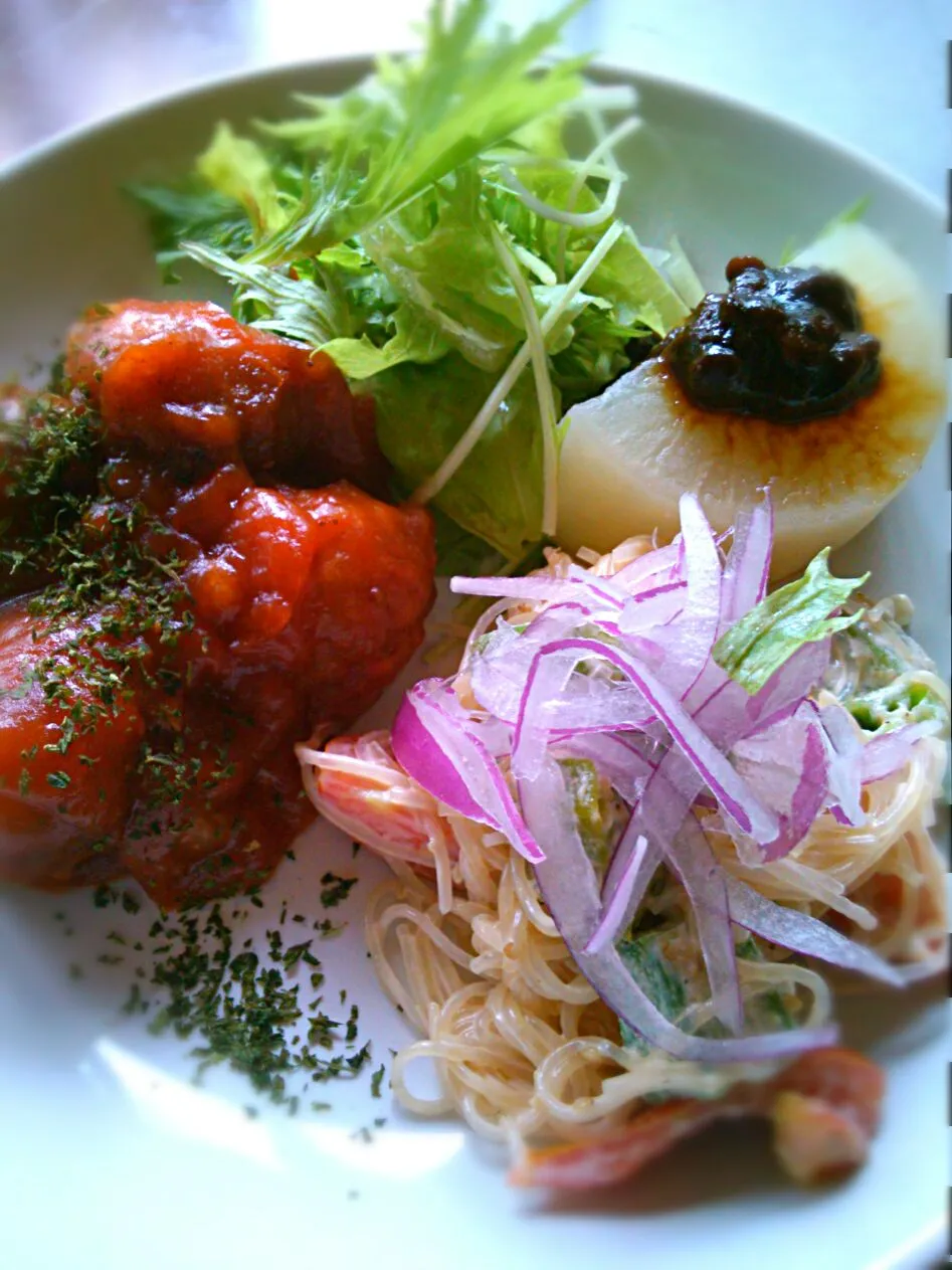 Snapdishの料理写真:本日の利用者さんの夕食
ミートボール
ふろふき大根　レンズ豆の生姜味噌
春雨と夏野菜のマヨサラ
ニラモヤシのおこげ
青菜のおひたし|Ikushiro Kusanoさん