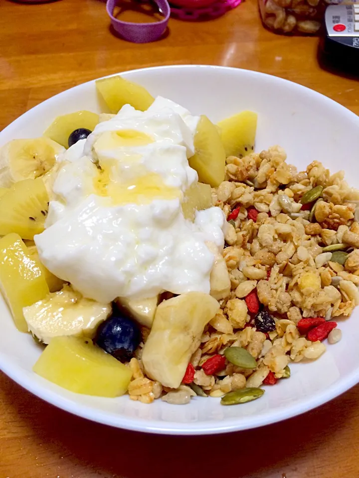 Cereals,fruits and yogurt 😋|anjana shresthaさん