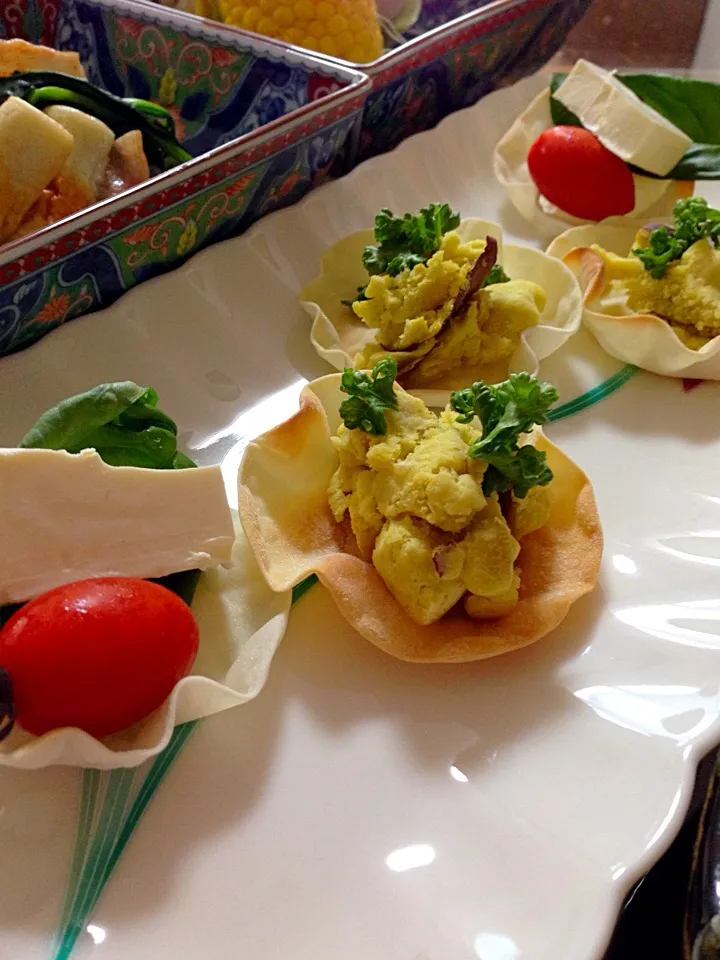 餃子の皮のお花カップ、スィートポテトサラダとバジル🍅トマトチーズ|Kumi_loveさん