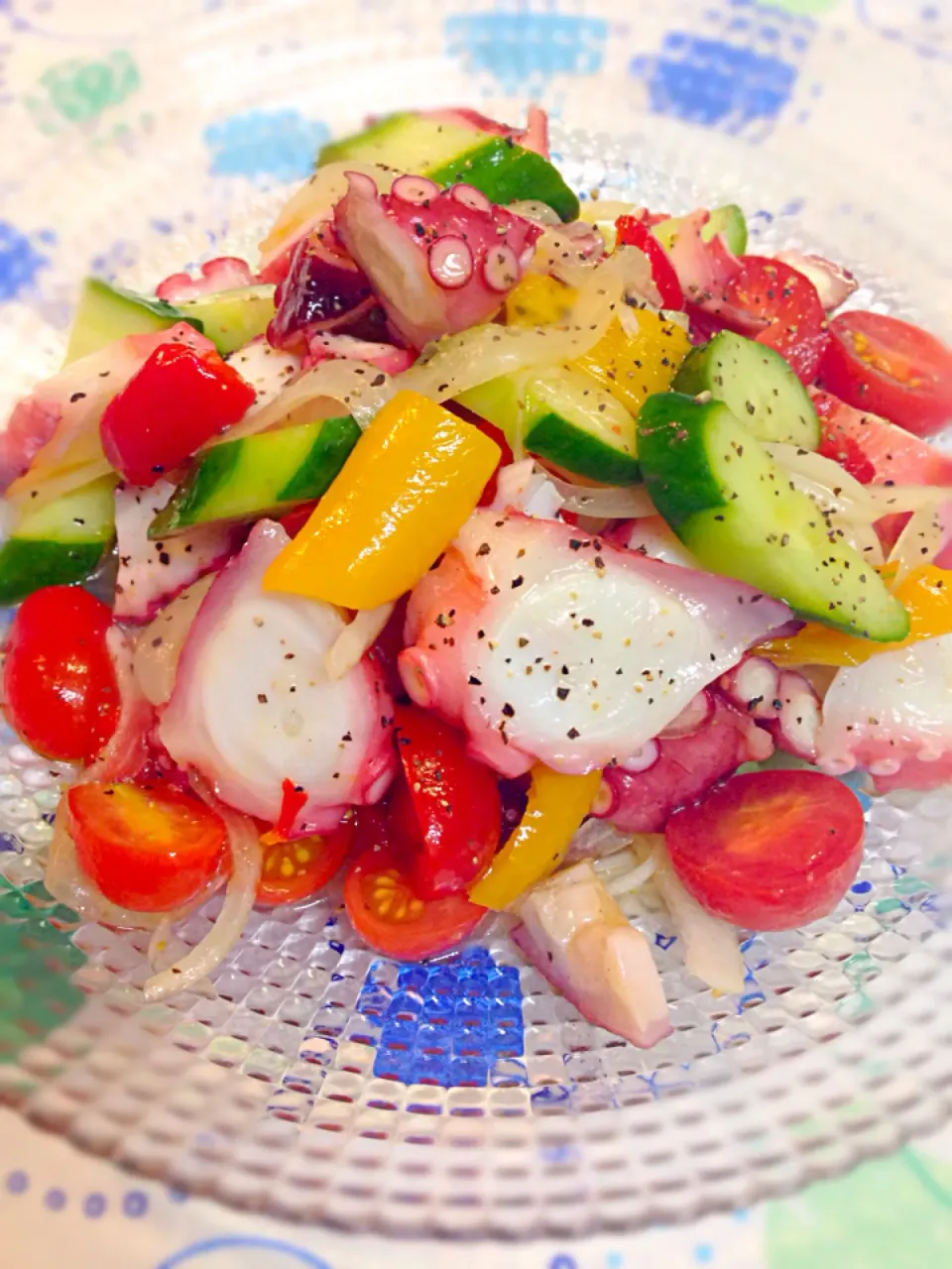 ゆんゆんゅんさんの料理 たこと野菜のマリネです。たこの歯ごたえ＆生野菜に焼きパプリカで彩りと甘みをプラス♪|ゆうちゅんさん