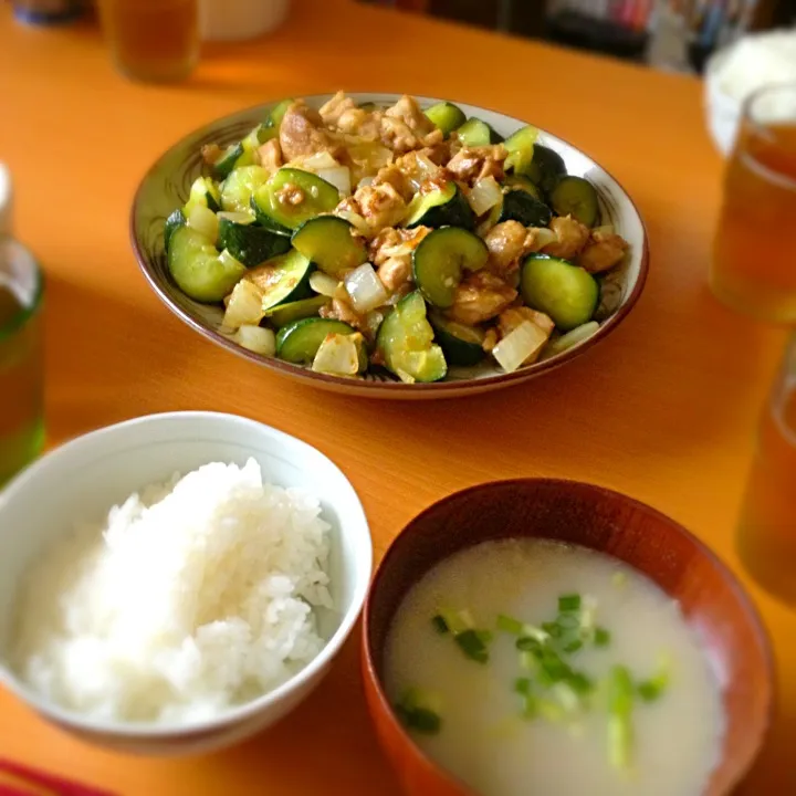 鶏肉とキュウリのカレー炒め＆中華ミルクスープ|ともえさん