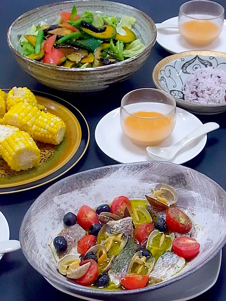 今晩は、鯛の地中海風、夏野菜の山盛りサラダ、トマトのクリームスープ、黒米ご飯

今日は帰宅したら皆居たので、個盛りでは無く、大皿盛りで、取り分けて頂きました。
昨日の野菜をたっぷり消費。

今日も美味しかった！|akazawa3さん