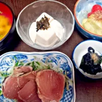 Snapdishの料理写真:備長まぐろの炙りポン酢がけ、絹ごし豆腐と湯葉豆腐の冷奴、なすとプチトマトの浸し、なす皮とピーマンのきんぴら、かぼちゃの味噌汁|堀江さん