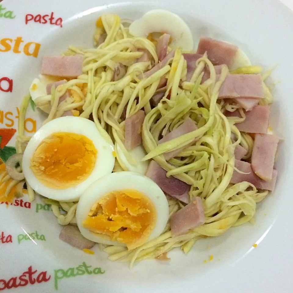 Snapdishの料理写真:Spicy mango salad with egg and ham|Sukiieさん