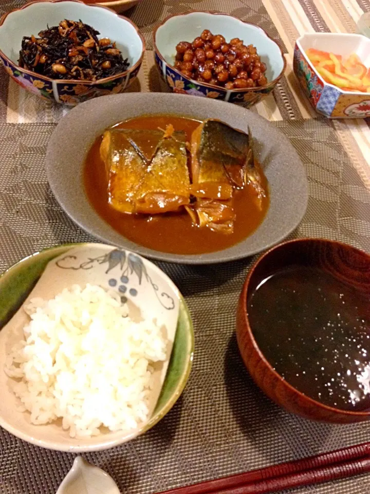 鯖の味噌煮、アオサのおすまし、ひじき煮、大豆揚げ|amiさん