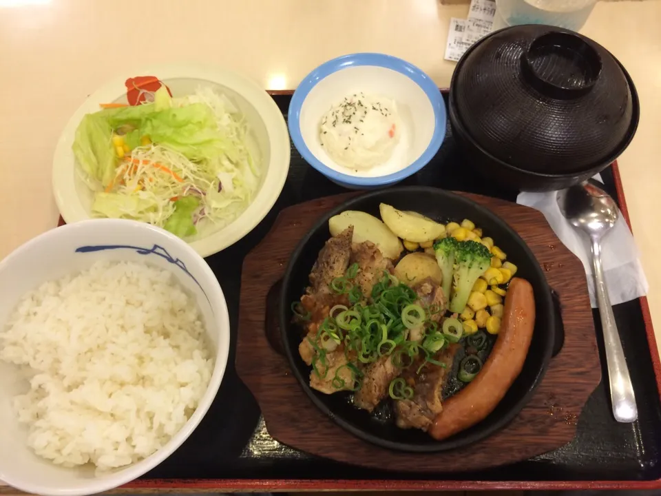 Snapdishの料理写真:チキングリル定食|アクちゃんさん