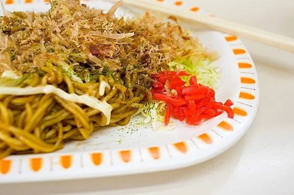 Snapdishの料理写真:YAKISOBA con Fideos Soba de Harina de Trigo, Col, Cebolla, Zanahoria y Gengibre|Loreleyさん