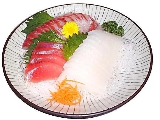 SASHIMI de Mariscos o Pescados crudos, se acompaña con Soya y Wasabi ó Aderezo de Daikon (Rábano)|Loreleyさん