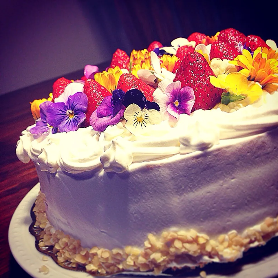 Snapdishの料理写真:Gateau aux fraises japonais. 
お兄やん8歳のお誕生日に。|Yuka Nakataさん