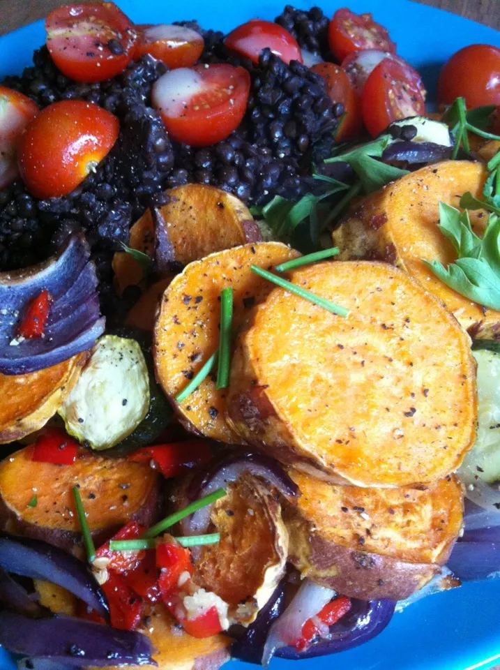 Roasted sweet potatoes with lentils & tomatoes|Nick Hiderさん