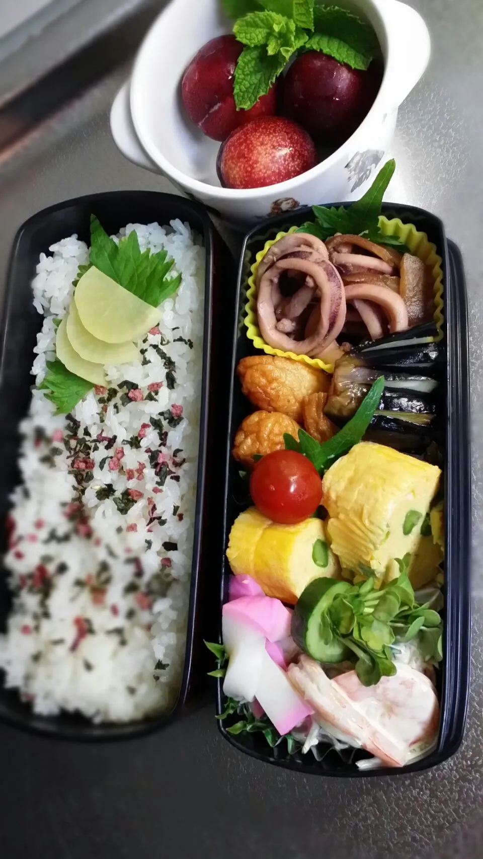 《水曜日のお弁当》

・イカの生姜煮
・だし巻き玉子（エンドウ入り）
・きゃうり、エビのマヨサラダ
・さつま揚げ（頂き物）
・揚げなす
・プラム

行ってらっしゃ〜い💕|藤田 まり子さん