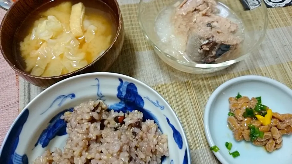 Snapdishの料理写真:鯖の水煮＆納豆＆キャベツの味噌汁|まぐろさん