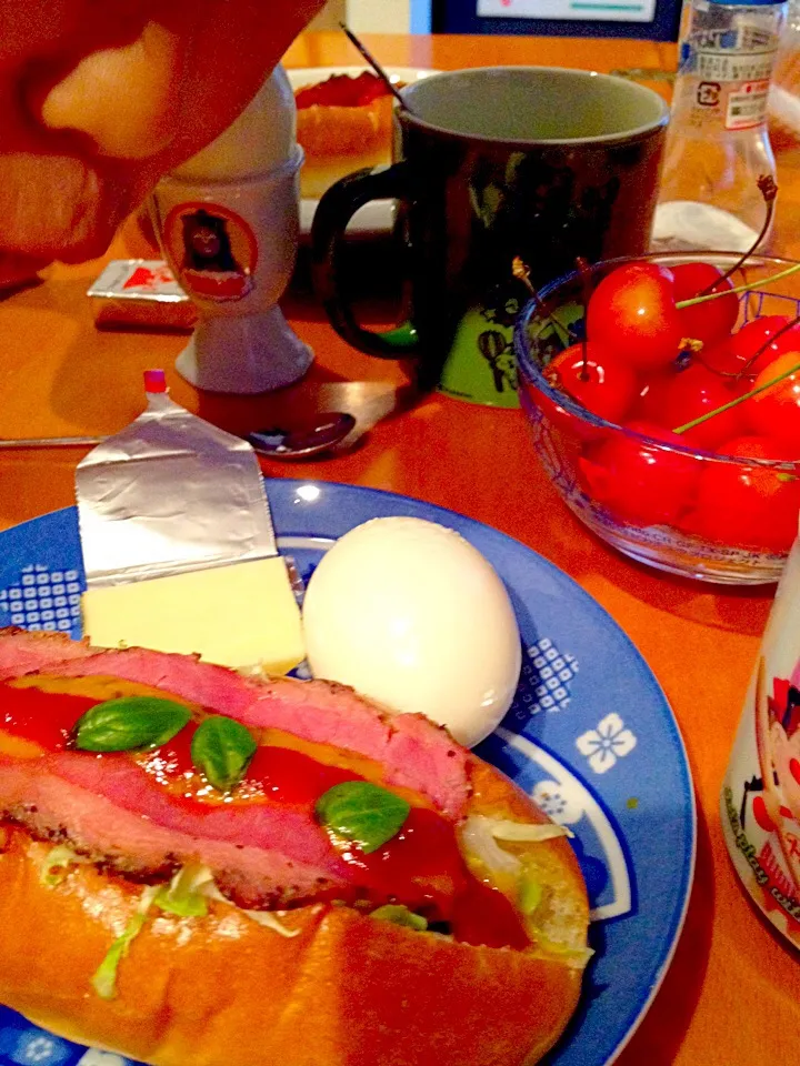 Break Fast  🍔  パストラミビーフサンドコールスロー入り、ボイルエッグ、ベビーチーズ、さくらんぼ佐藤錦🍒、抹茶オレ☕️|ch＊K*∀o(^^*)♪さん