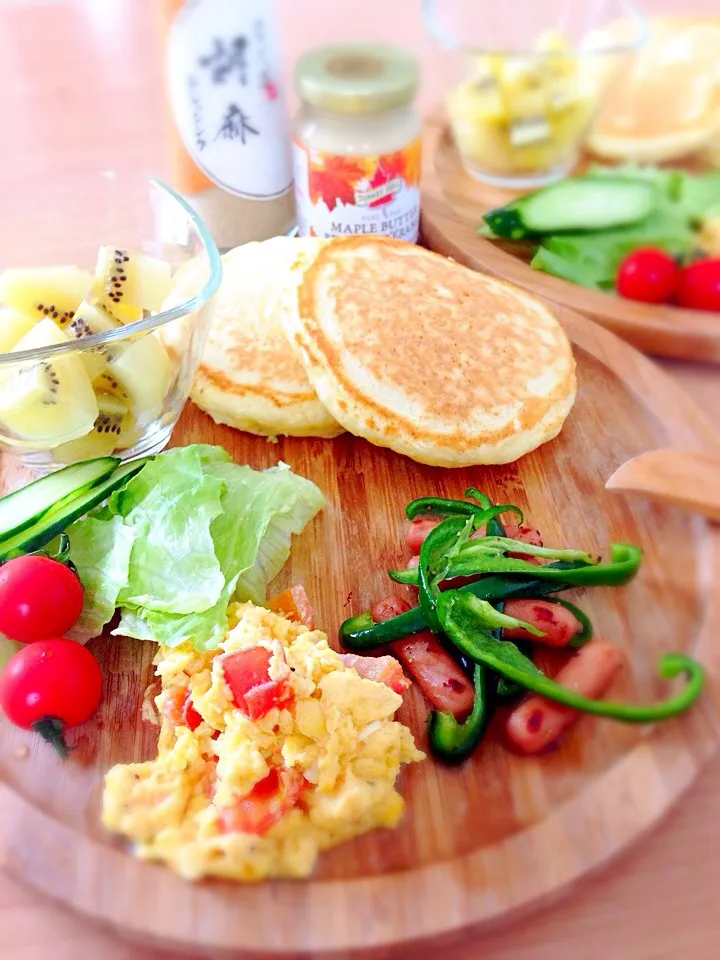 Snapdishの料理写真:今朝は子供も大好きホットケーキ朝ご飯でした😊カナダ帰りのお友達からのお土産メイプルバターで美味しく頂きました😋|Miri Orinoさん