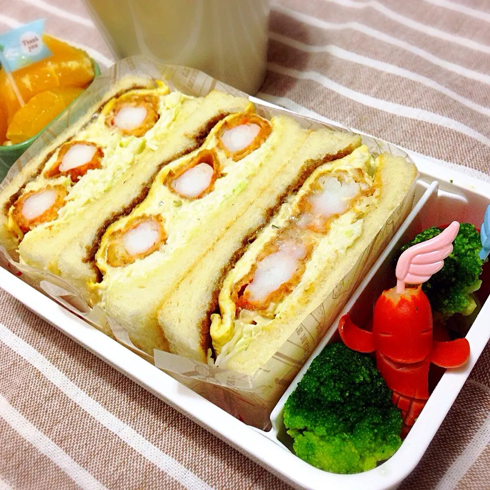 Snapdishの料理写真:名古屋コンパル風のエビフライサンド弁当〜(≧∀≦)|りぉりぉ꒰•‧̫•ू꒱さん