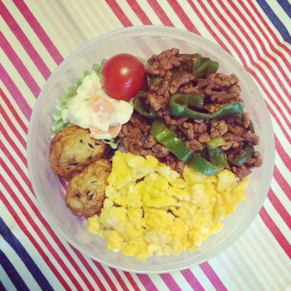 ひきピーのケチャップ炒め'n'ふわっほわ玉子の2色丼べんと。|leeさん