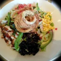 Huge Chicken BBQ Ranch Salad from Cheesecake Factory and this is lunchtime size|Miyuさん