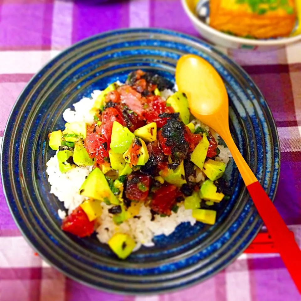 マグロとアボカドのっけプレート   朝ごはんは食べやすく。全て小さ目に切ってオリーブオイルとハーブソルト、海苔で和えました。お丼じゃなく平皿に盛ってみました〜😊|kctreeさん