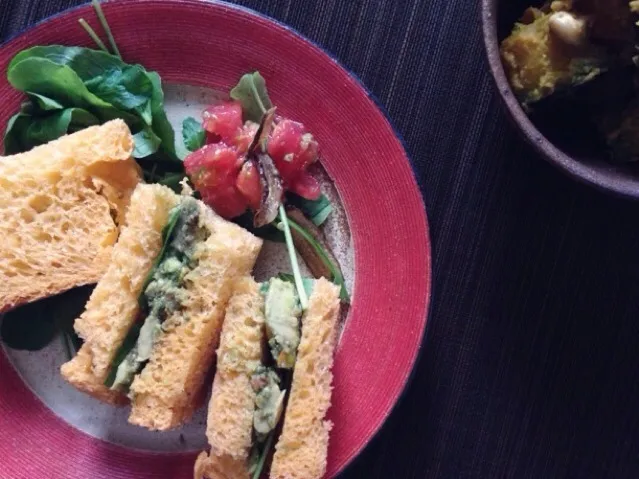 Snapdishの料理写真:佐倉さんの料理 野菜の水分のみで焼き上げる生トマト食パン🍅にハーブを入れて焼いてみた(・∀・)|まちまちこさん