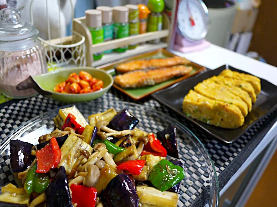 ナスとピーマンのゴマ味噌炒め  豆苗入りだし巻き卵  味噌漬けにんにく  焼き鮭|石川洋子さん