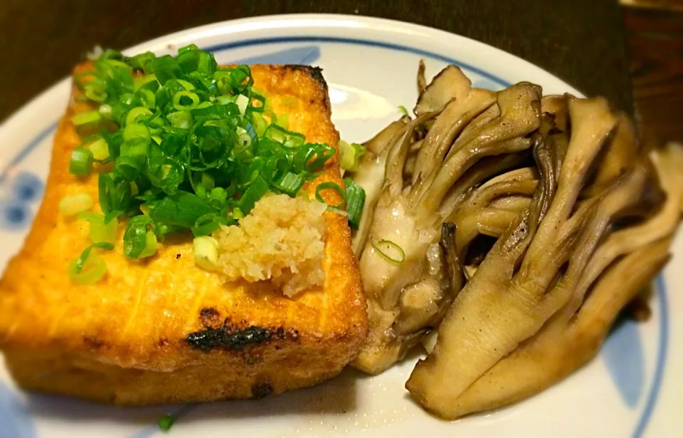 Snapdishの料理写真:焼き厚揚げ  舞茸バター炒め添え|mottomoさん