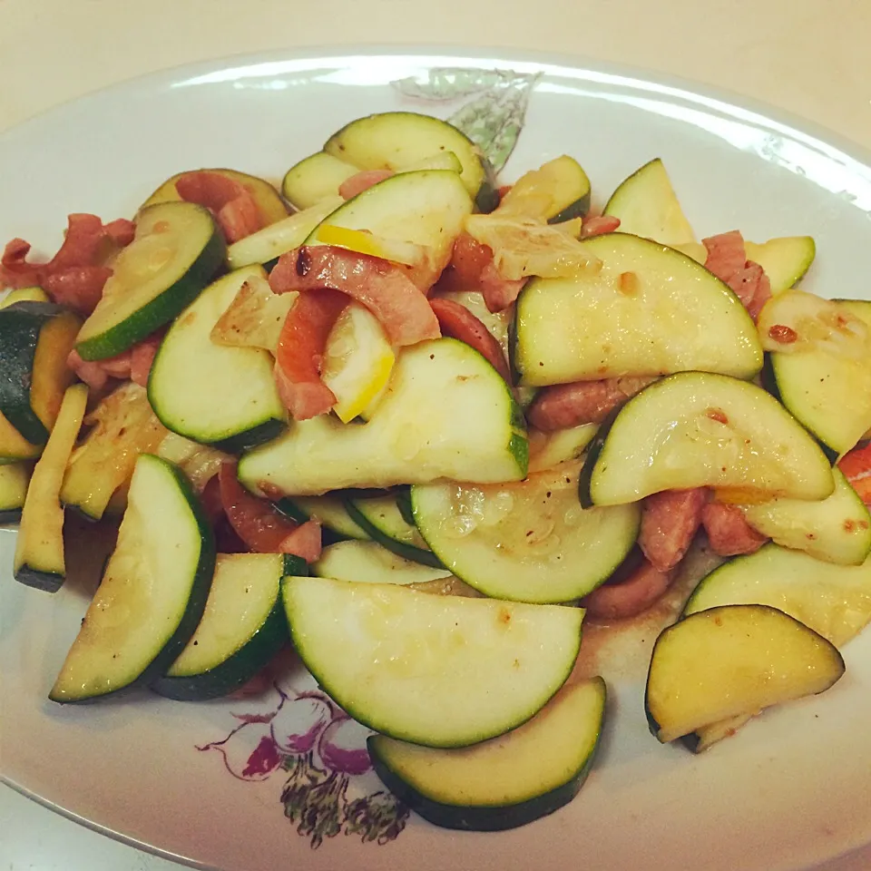 Fried zucchini and sausage with garlic, lemon and anchovy / ズッキーニとウィンナーのニンニク•レモン•アンチョビ炒め|momocoさん