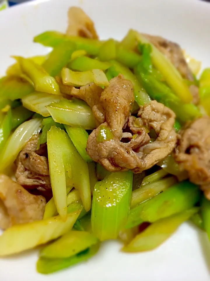 セロリと牛肉のオイスター炒め|えりさん