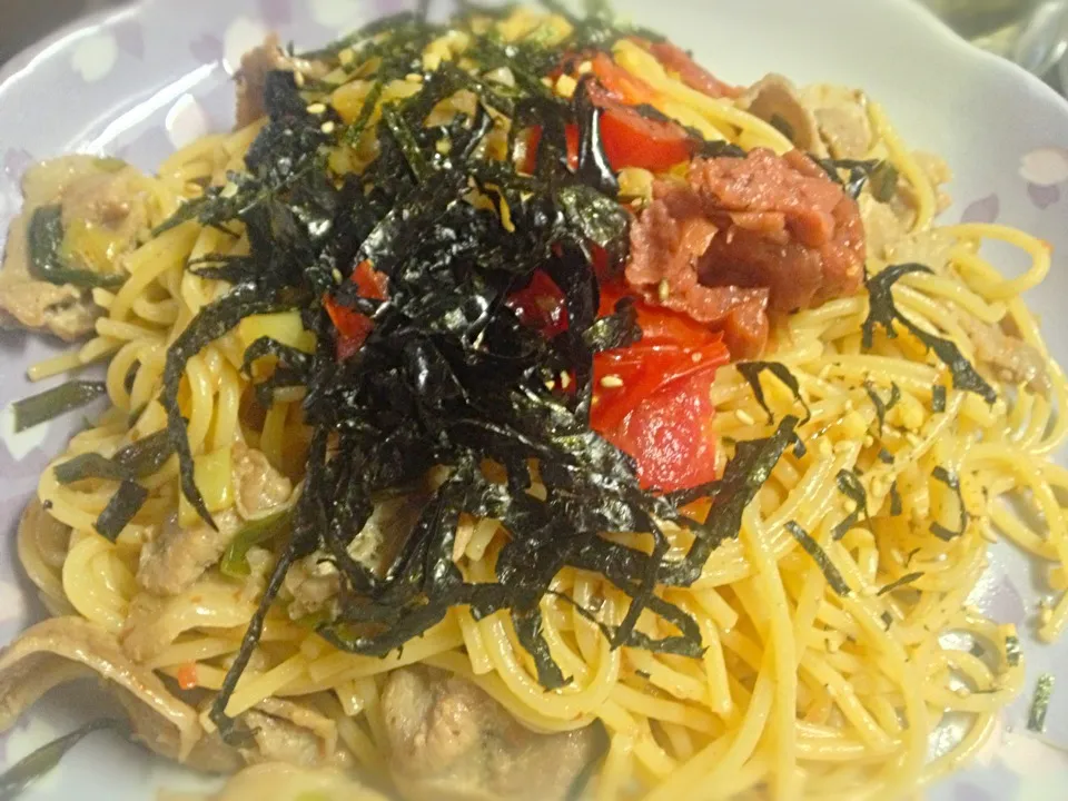 肉野菜を混ぜた梅ソースのパスタに、トマトと梅干しをトッピング|shenhuaさん