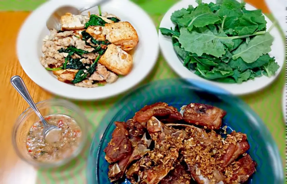 fried spare ribs with garlic, fresh organic kale with namprik palah sub stirfried tofu with ground turkey.|Jiraphon Gさん