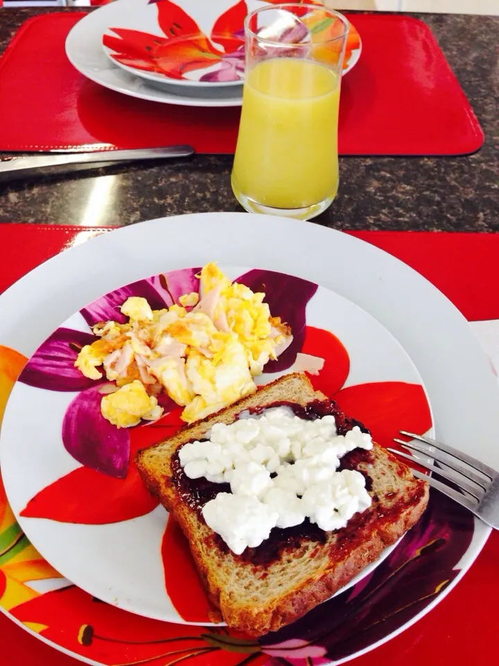 Scrambled egg with mozarella cheese and turkey ham & whole wheat toast with blueberry jam and cottage cheese 🍳🍞|Marianaさん