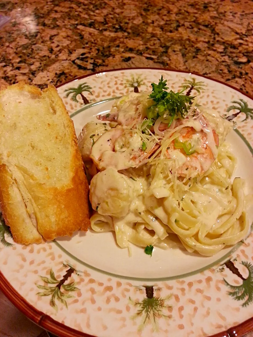 Snapdishの料理写真:seafood Alfredo|Kejuana Stanleyさん