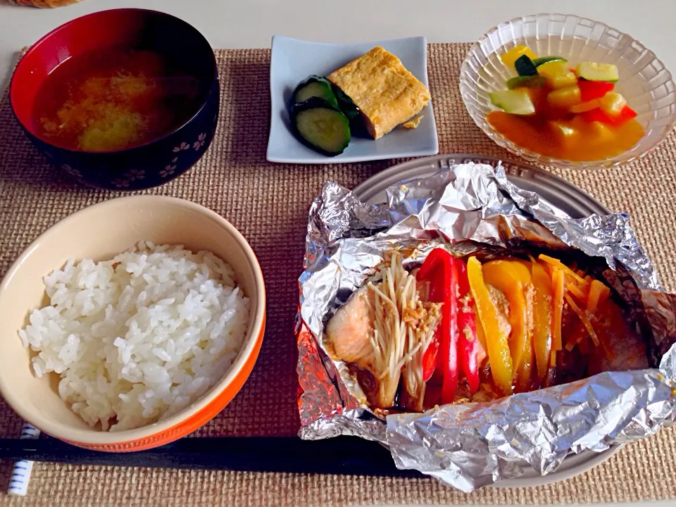 サーモンのちゃんちゃんホイル焼き カニカマ入だし巻きときゅうり浅漬け 夏野菜のジュレゆずぽんかけ えのき人参ブロッコリー茎の味噌汁|にゃろめさん