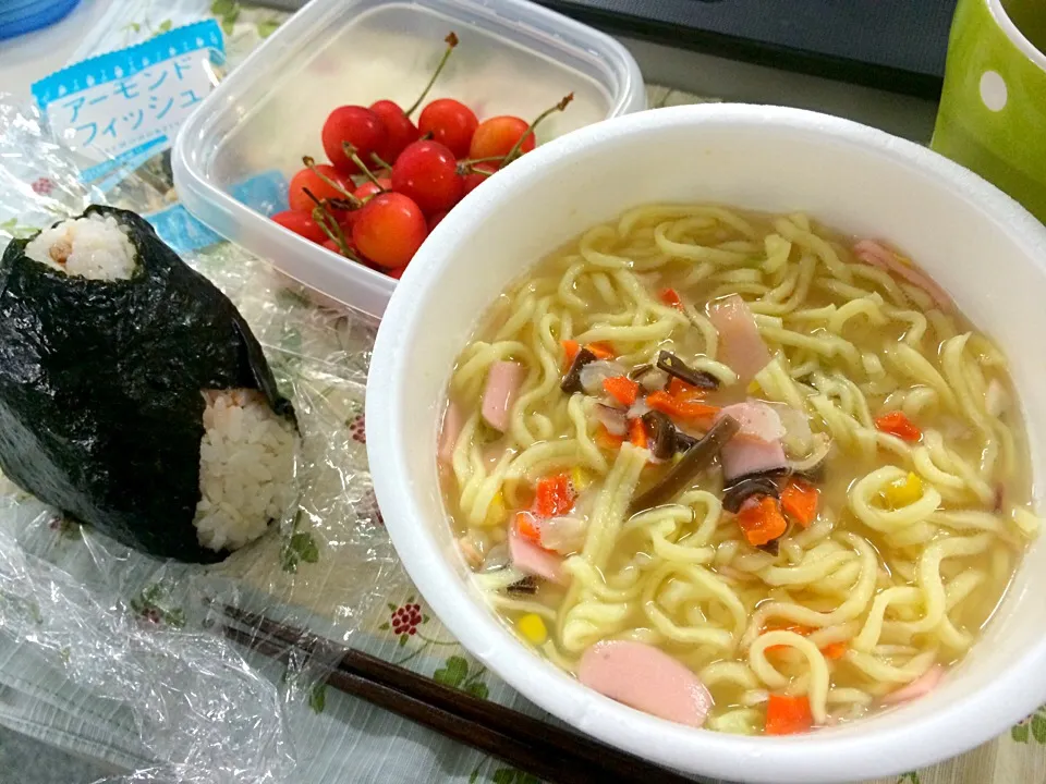 Snapdishの料理写真:カップ麺、明太子おにぎり、さくらんぼ、アーモンドフィッシュ。|liccaさん