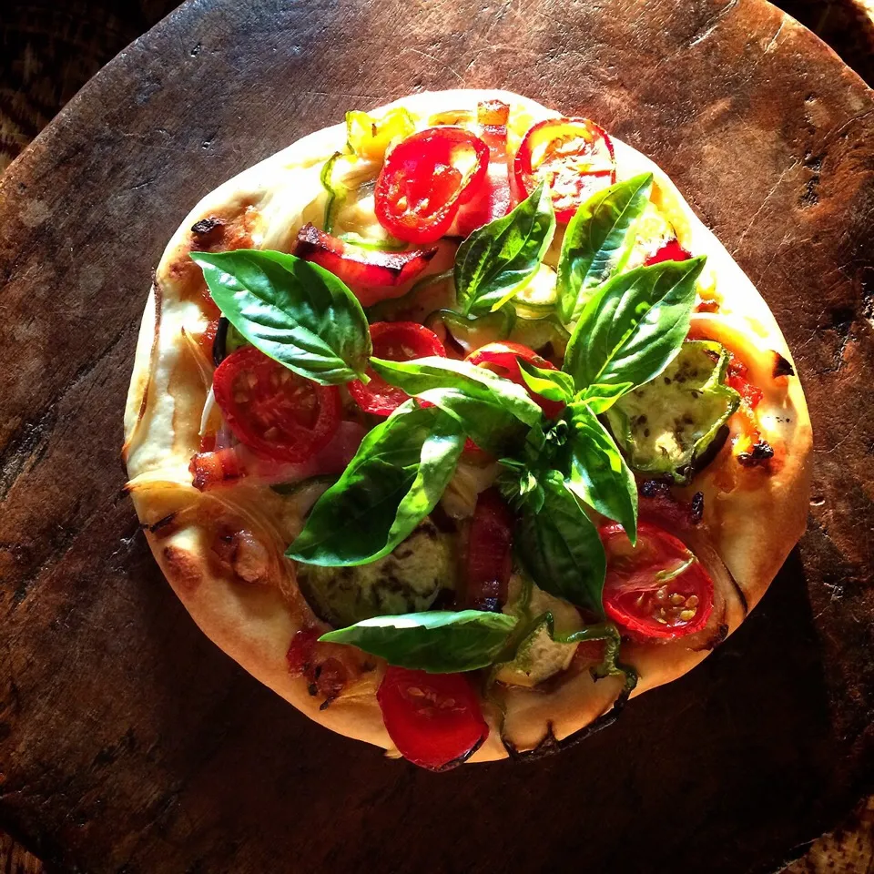 Pizza of tomato and basil   トマトとバジルのピザ|AYANOさん