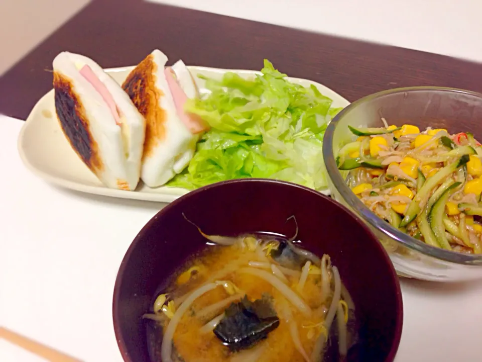 はんぺんのハムチーズはさみ焼き、味噌汁、春雨サラダ|ちびいさん