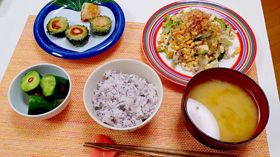 今日の夕食 ゴーヤチャンプル、ゴーヤとちくわの揚げ物、きゅうりの甘酢漬け、ゆかりご飯、じゃがいもと玉ねぎの味噌汁|pinknari🐰🌈さん