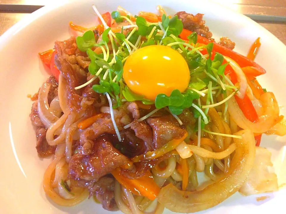 牛肉たっぷり甘辛焼きうどん♪|かっぴーさん