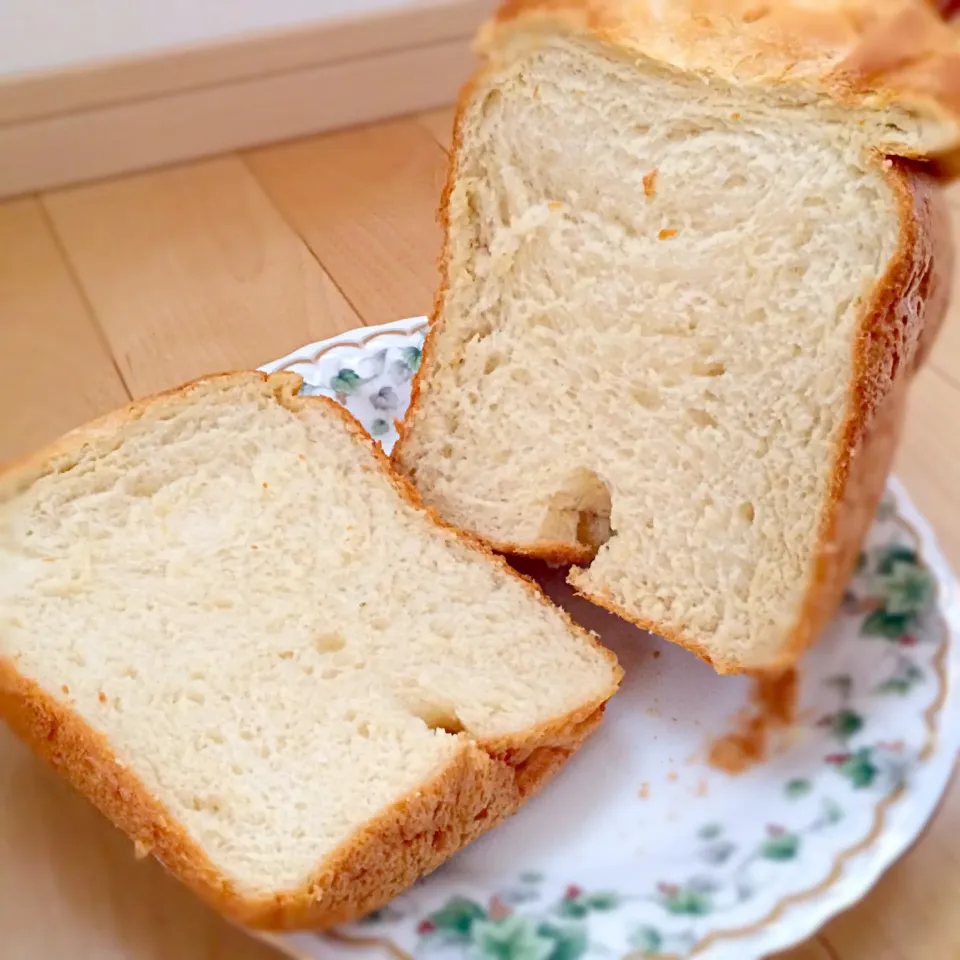 くららさんのHBで究極ふわふわミルク食パン☆焼き上がり〜|みきこさん