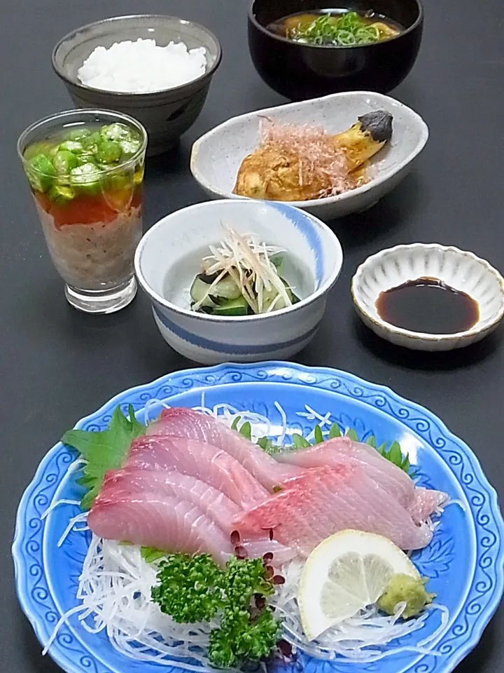 Snapdishの料理写真:今晩は、しいら刺身、山芋 トマト おくらの旨出汁ジュレ、焼き茄子 糸ガツオ、茄子と胡瓜の浅漬け 針生姜 茗荷、じゃがいもと茄子の味噌汁、ご飯

台風で海が荒れてお魚は無いかと思いきや、綺麗なしいらのお刺身が有ったので購入。ムニエルのイメージでしたが、お刺身もあっさりしたハマチの様で美味しかったです。

今日は魚をさばか|akazawa3さん