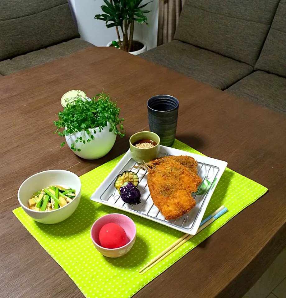 鯵の梅しそフライ＆茄子の素揚げ、ミニトマト、あげと小松菜の煮浸し、ビール|pentarouさん