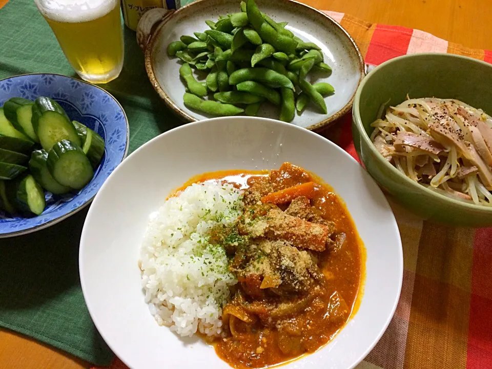 スパイストマトカレー🍛、もやしと焼豚のからし醤油和え、地元でいただいた枝豆、胡瓜のぬか漬け|ぷっくりんこ💙さん