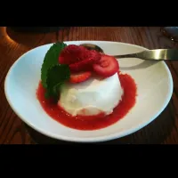 Vanilla Panna Cotta with Strawberries|Shanika Brownさん