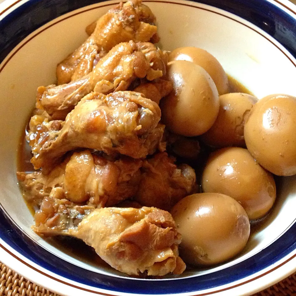 昨日から少し甘めに煮込んだ鶏卵♬  ホロホロに柔らかくなった手羽元と味の染みた卵！旨くない訳ないねッ！（≧∇≦）|黒パグ.ヨシコさん