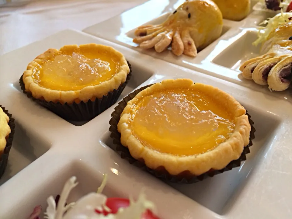 Hong Kong Eggtart with Birds Nest Topping.|Jessieさん