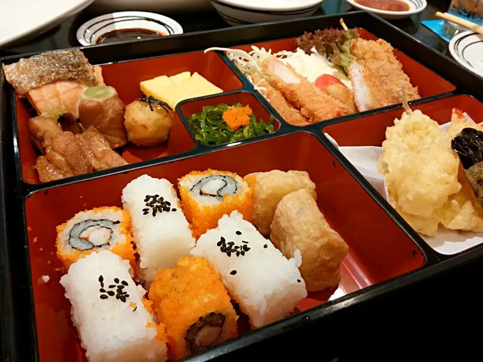 Snapdishの料理写真:Bento set|Vorapoatさん