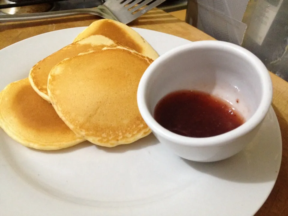 Delicious hotcakes with strawberry syrup|Daniel Olléさん