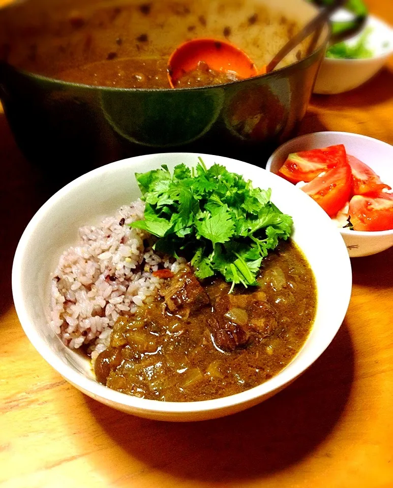 牛スネ肉を赤ワインで煮込み、カレー風味に( ^ω^ )|nokorinさん