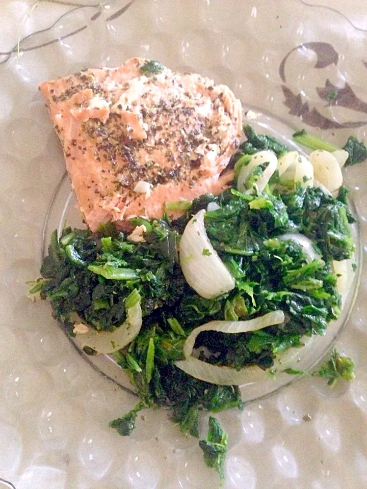 Italian and garlic sauteed salmon with spinach and grilled onions|Brittany Fosterさん